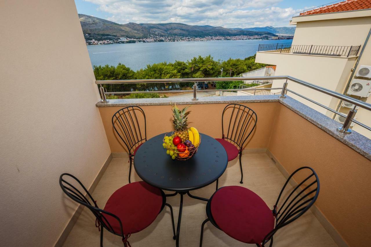 Apartments Mare Трогир Экстерьер фото